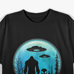 Alien and Bigfoot: The Ultimate Cryptid Encounter  – Exploring the Unknown T-Shirt