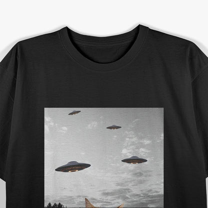 Funny Cat Selfie with UFOs Awesome Cat T-Shirt