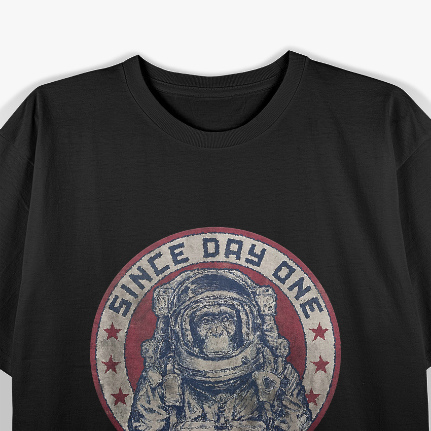 Astronaut Monkey Exploring Space Adventure Animal Design T-Shirt