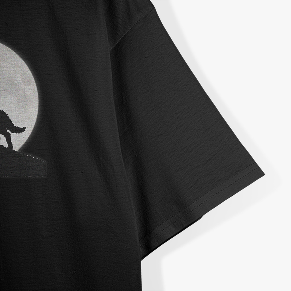 Wolf Howling at Moon – Retro Vintage Wildlife T-Shirt