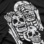 Three Wise Skeletons – Funny Halloween Party Spooky Joke T-Shirt