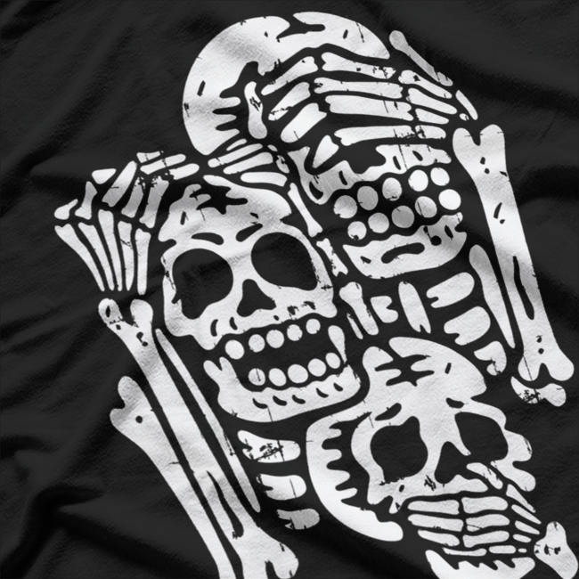 Three Wise Skeletons – Funny Halloween Party Spooky Joke T-Shirt