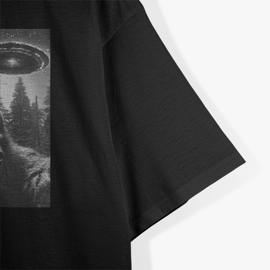 Bigfoot vs. Aliens: Funny UFO Sasquatch Encounter T-Shirt