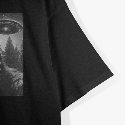 Bigfoot vs. Aliens: Funny UFO Sasquatch Encounter T-Shirt