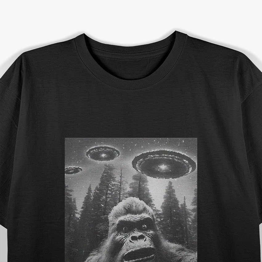 Bigfoot vs. Aliens: Funny UFO Sasquatch Encounter T-Shirt