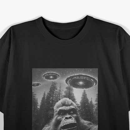 Bigfoot vs. Aliens: Funny UFO Sasquatch Encounter T-Shirt