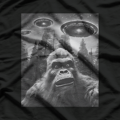 Bigfoot vs. Aliens: Funny UFO Sasquatch Encounter T-Shirt