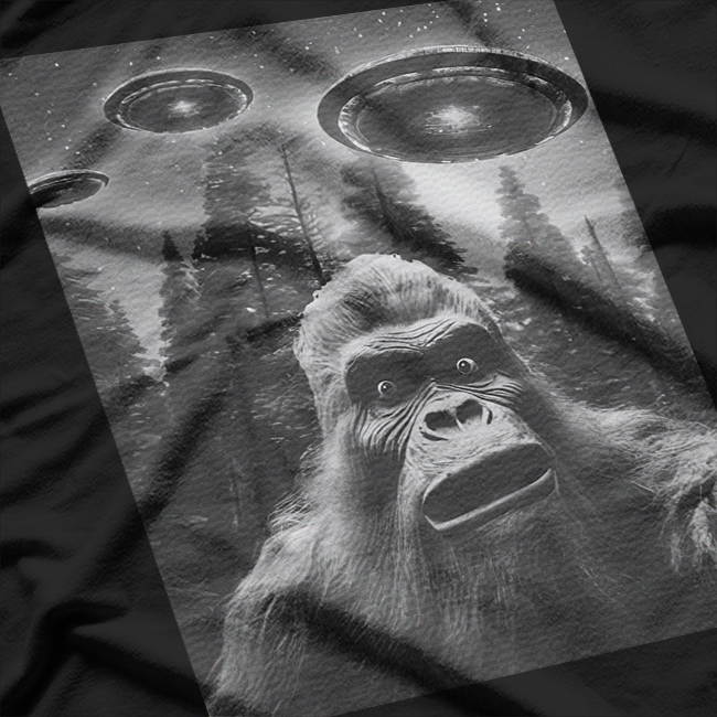 Bigfoot vs. Aliens: Funny UFO Sasquatch Encounter T-Shirt