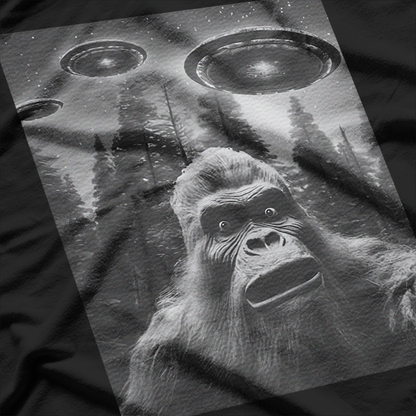 Bigfoot vs. Aliens: Funny UFO Sasquatch Encounter T-Shirt