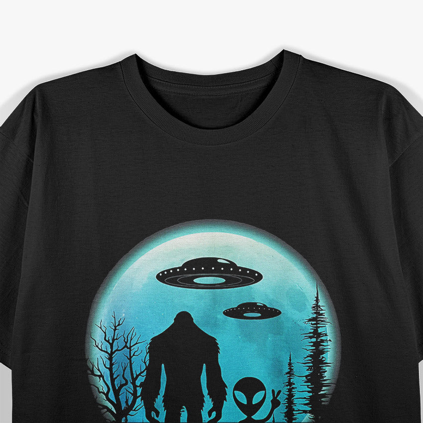 Alien and Bigfoot – Moon Men Cryptid Vintage Space Graphic T-Shirt