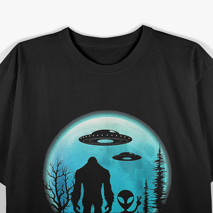 Alien and Bigfoot – Moon Men Cryptid Vintage Space Graphic T-Shirt