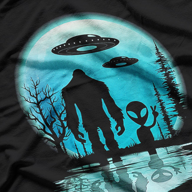 Alien and Bigfoot – Moon Men Cryptid Vintage Space Graphic T-Shirt