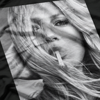 Vintage Model – Retro Fashion Icon Smoking T-Shirt